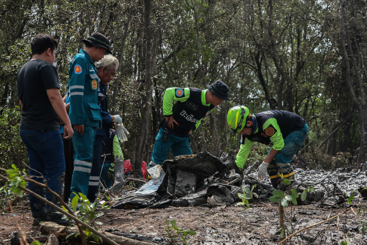 Поиск туристов после крушения самолета в Таиланде