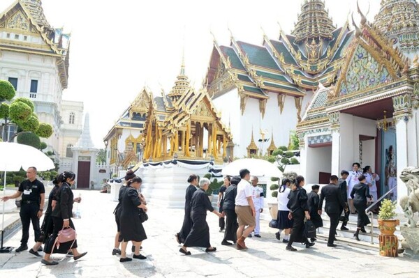 Король Таиланда распустил парламент