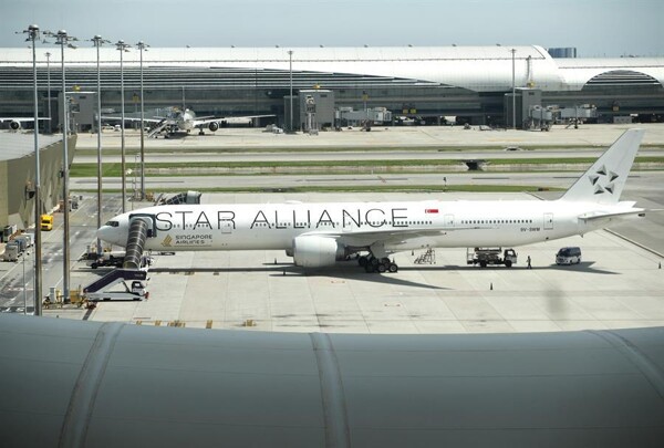 Один человек погиб и более 100 человек получили ранения из-за турбулентности на рейсе SQ321 авиакомпании Singapore Airlines