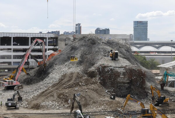 Thailand Will Question Engineers After Collapse